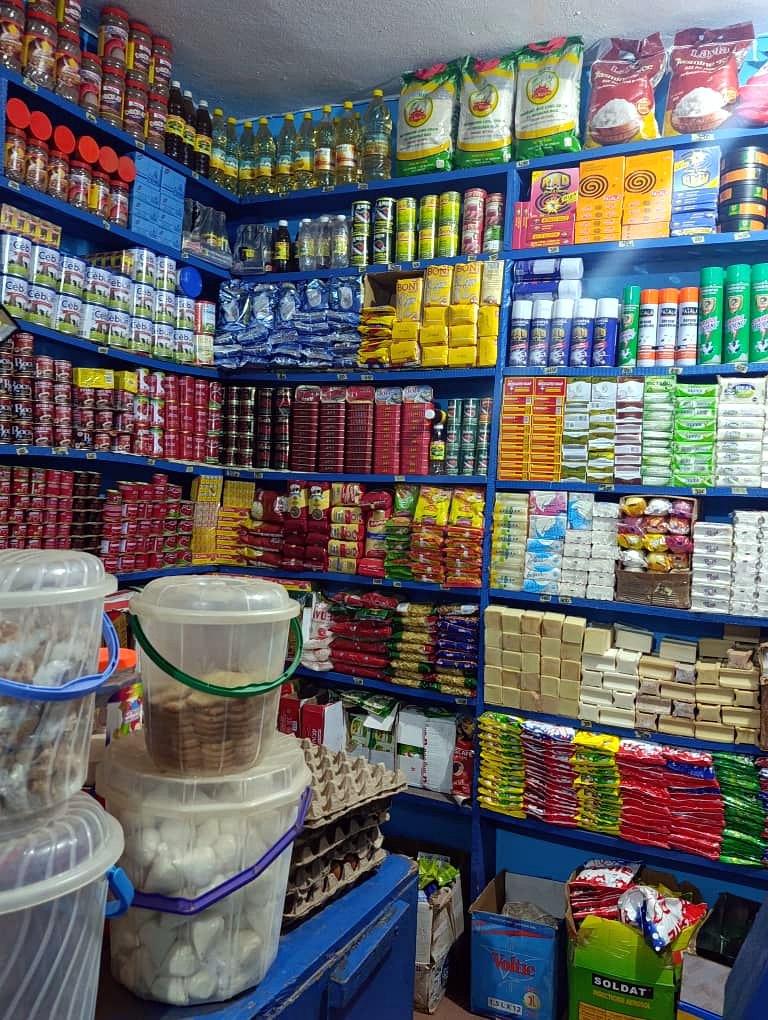 Rayons de produits de base : conserves, huiles, riz